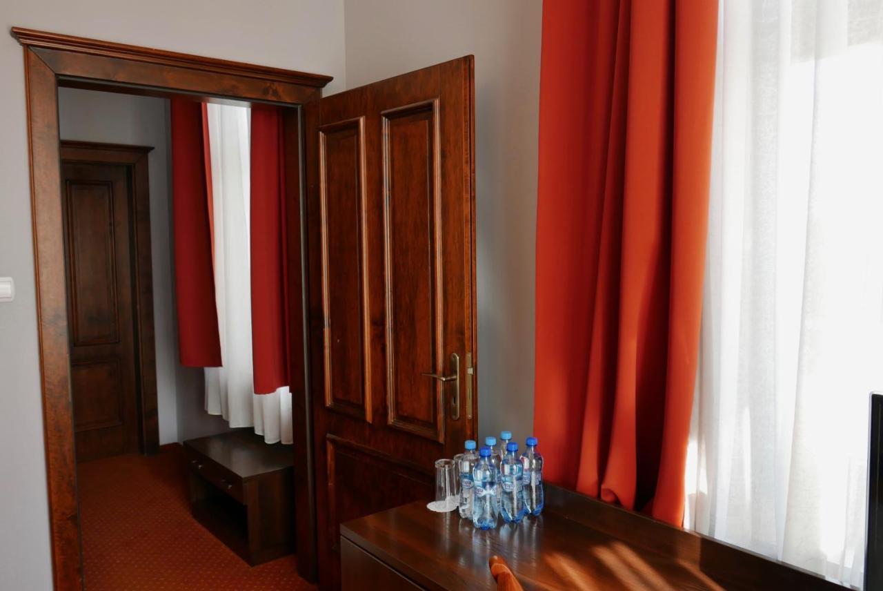 Staromiejski Piwowar Hotel Legnica Ngoại thất bức ảnh